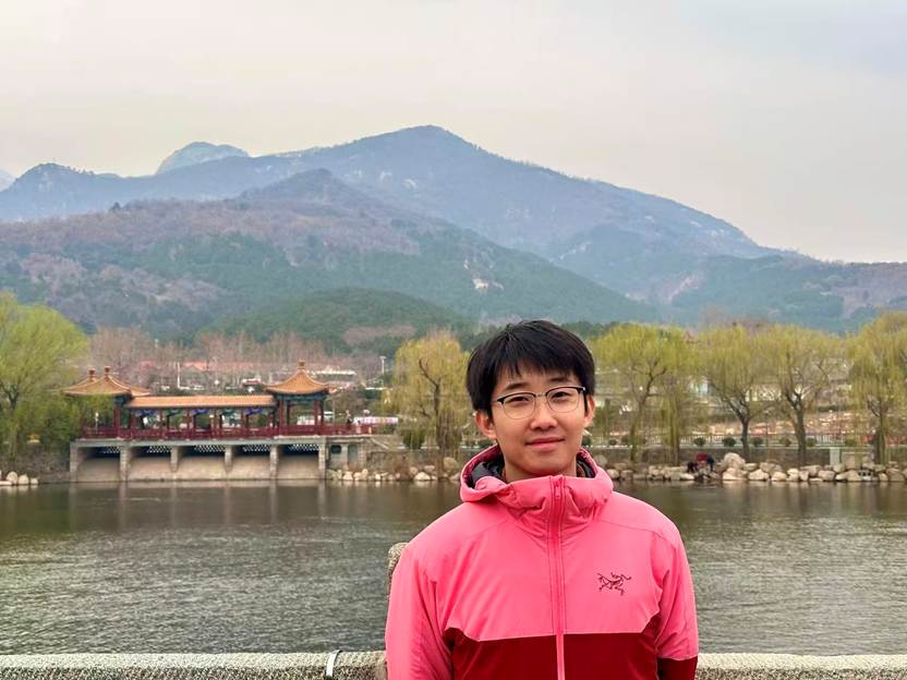 穿着粉色衣服的人在湖边 AI 生成的内容可能不正确。